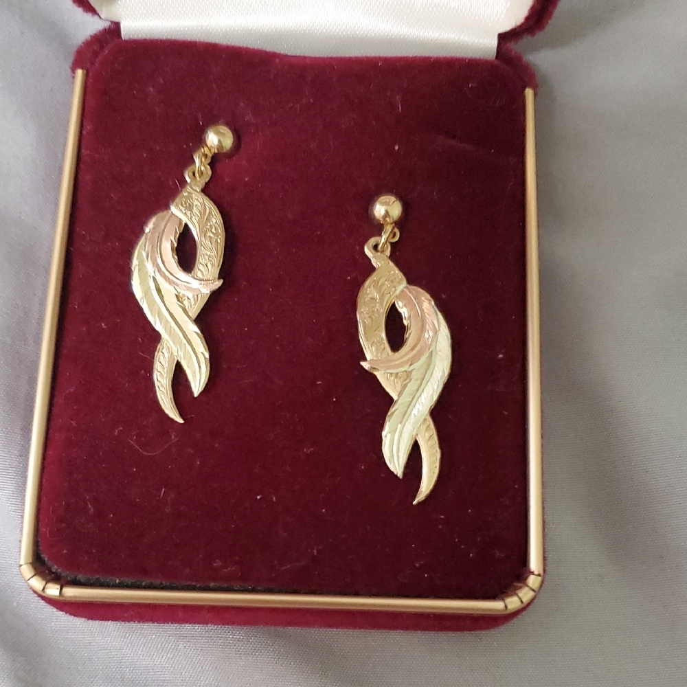 Chic Gold Dangle Earrings